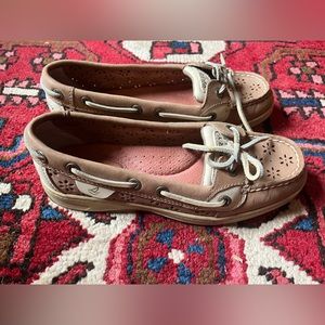 Women’s sperry boat shoe